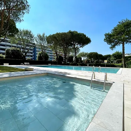 Flat With Shared Pool Lejlighed *